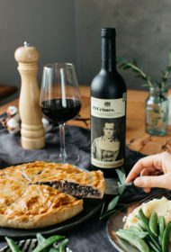 Klasiskais gaļas pīrāgs ar kartupeļiem un zaļajiem zirnīšiem