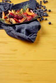 Rozmarīnā cepti nektarīni un ogas