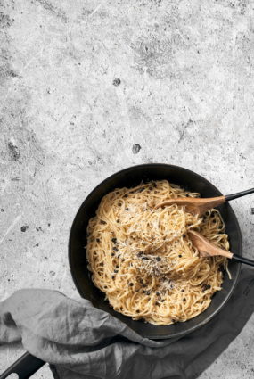 Pasta piparu mērcē