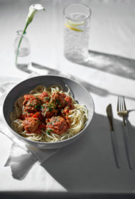 Spageti ar gaļas bumbiņām, pildītām ar mocarellas sieru