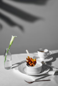 Medus parfē ar riekstiem cukurā