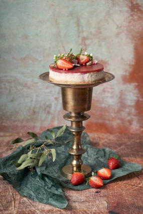 Zīda tofu un mandeļu ceptā siera kūka ar zemeņu želeju