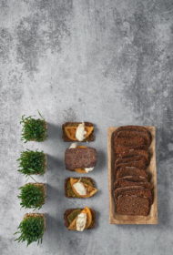KRAUKŠĶĪGĀ UZKODU PIKNIKMAIZE AR PESTO