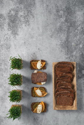 KRAUKŠĶĪGĀ UZKODU PIKNIKMAIZE AR PESTO