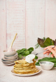 Plānās pankūkas ar skābenēm ar diļļu un piparmētru mērci