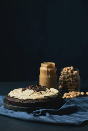 Dedzinātā sviesta braunijs ar putotu zemesriekstu sviestu