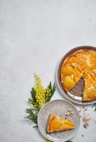 Persiku un kamambēra siera tarte