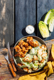 Pusspārni ar romiešu salātiem jogurta un ķiploku mērcē