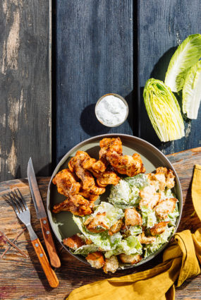 Pusspārni ar romiešu salātiem jogurta un ķiploku mērcē