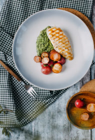 Vistas fileja, cepti redīsi, meža ķiploku un šalotes sīpolu sviesta mērce