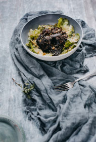 Drupināta asinsdesa, lapu salāti, kaņepju eļļas, citronu sulas un valriekstu mērce