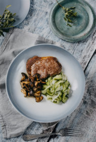 Liellopa steiks, šitaki, mazsālīti gurķu un fenheļa salāti