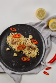 Spageti ar anšoviem melnajiem pipariem, čili un ķiplokiem