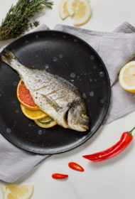 Krāsnī cepta dorada (jūras karūsa) ar citrusiem