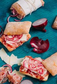 SALAMI UN MARINĒTU SĪPOLU MAIZE