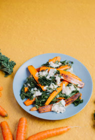 Cidoniju vīnā karamelizēti burkāni ar lapu kāpostiem