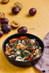 Grilētu plūmju un mocarellas salāti