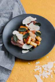 Jēra gaļa ar sviestā ceptiem kartupeļu ņokiem