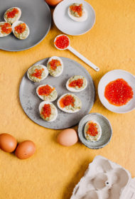 Pildītas olas ar kūpinātu lasi, diļļu majonēzi un sarkanajiem ikriem