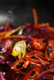 Lēni gatavotu teļa vaigu, sarkano kāpostu un biešu voks