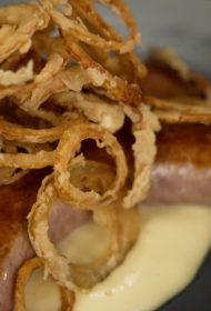 Kupāti ar saldkrējumā vārītu ķiploku biezeni un fritētiem sīpoliem