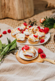 RABARBERU UN AVEŅU TARTES AR MERINGU