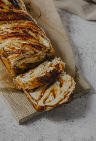 Kardamona aprikožu un krēmsiera babka