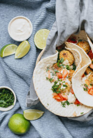 Falafeles ar pitas maizīti un tahini jogurta mērci