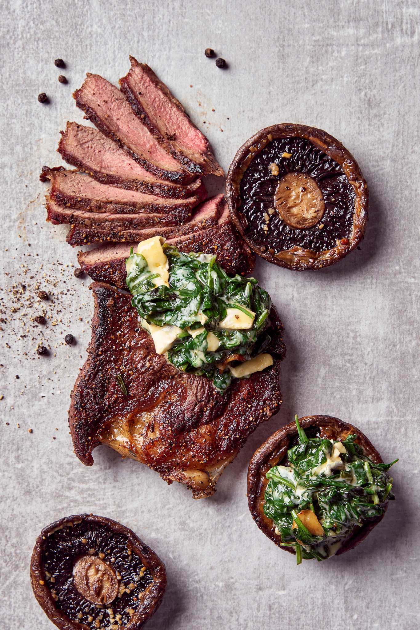 STEIKS AR PORTOBELLO SĒNĒM UN SPINĀTIEM AR CAMBOZOLA SIERU