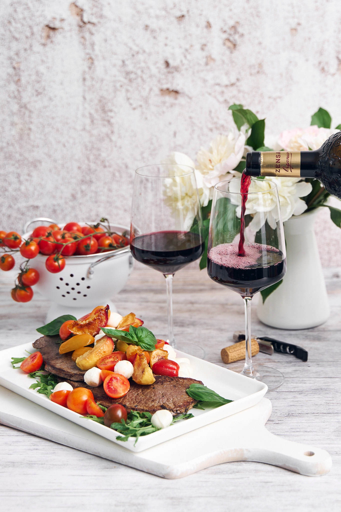 Steiks ar grilētu persiku caprese salātiem