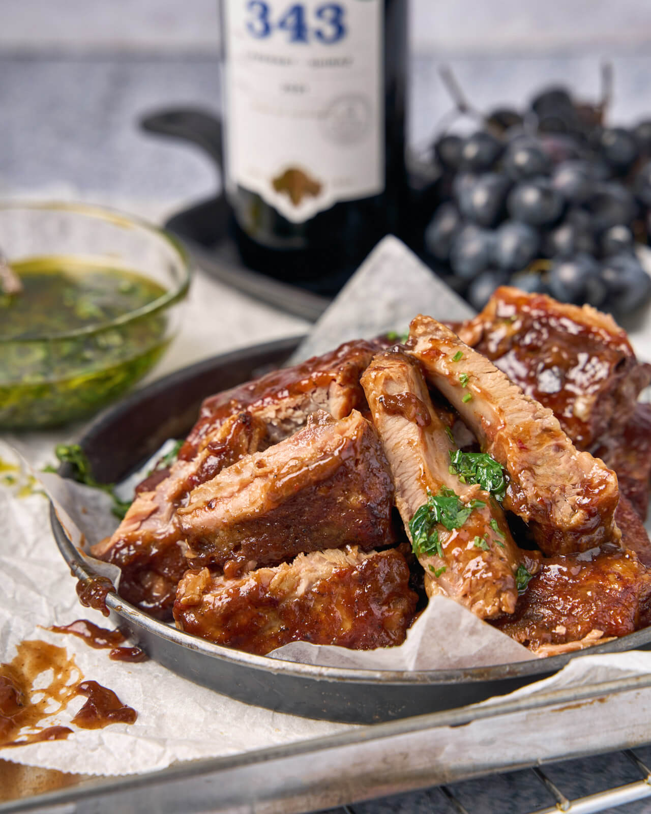 Lipīgās cūkgaļas ribiņas BBQ mērcē