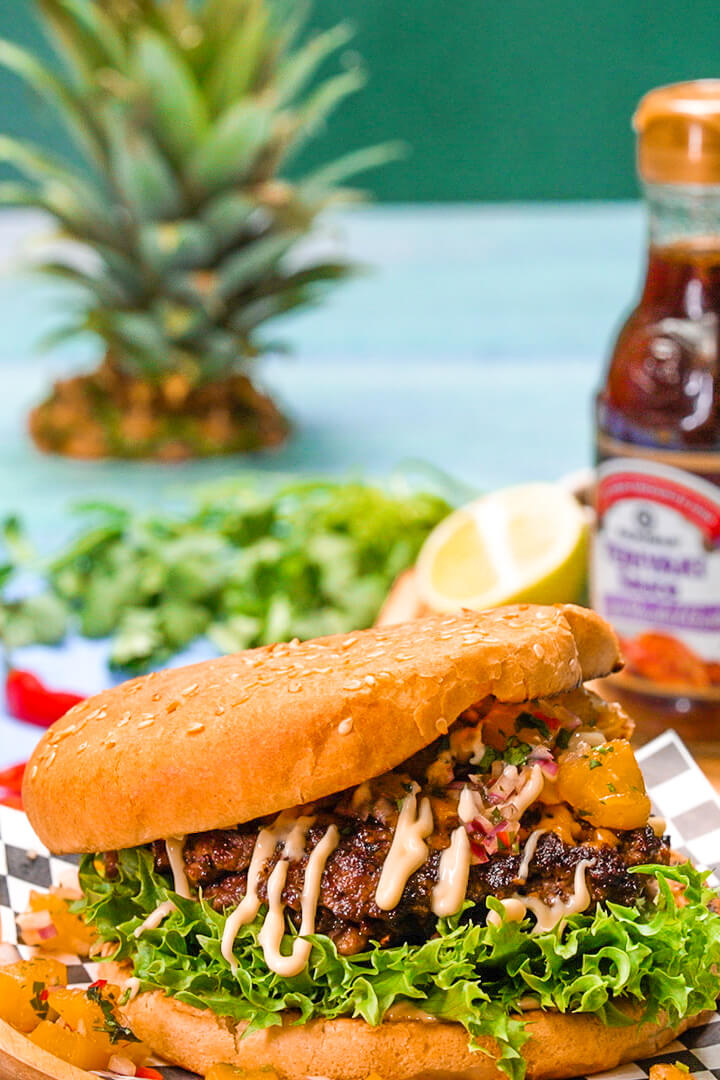 Liellopu gaļas burgers terijaki mērcē ar ananasu salsu