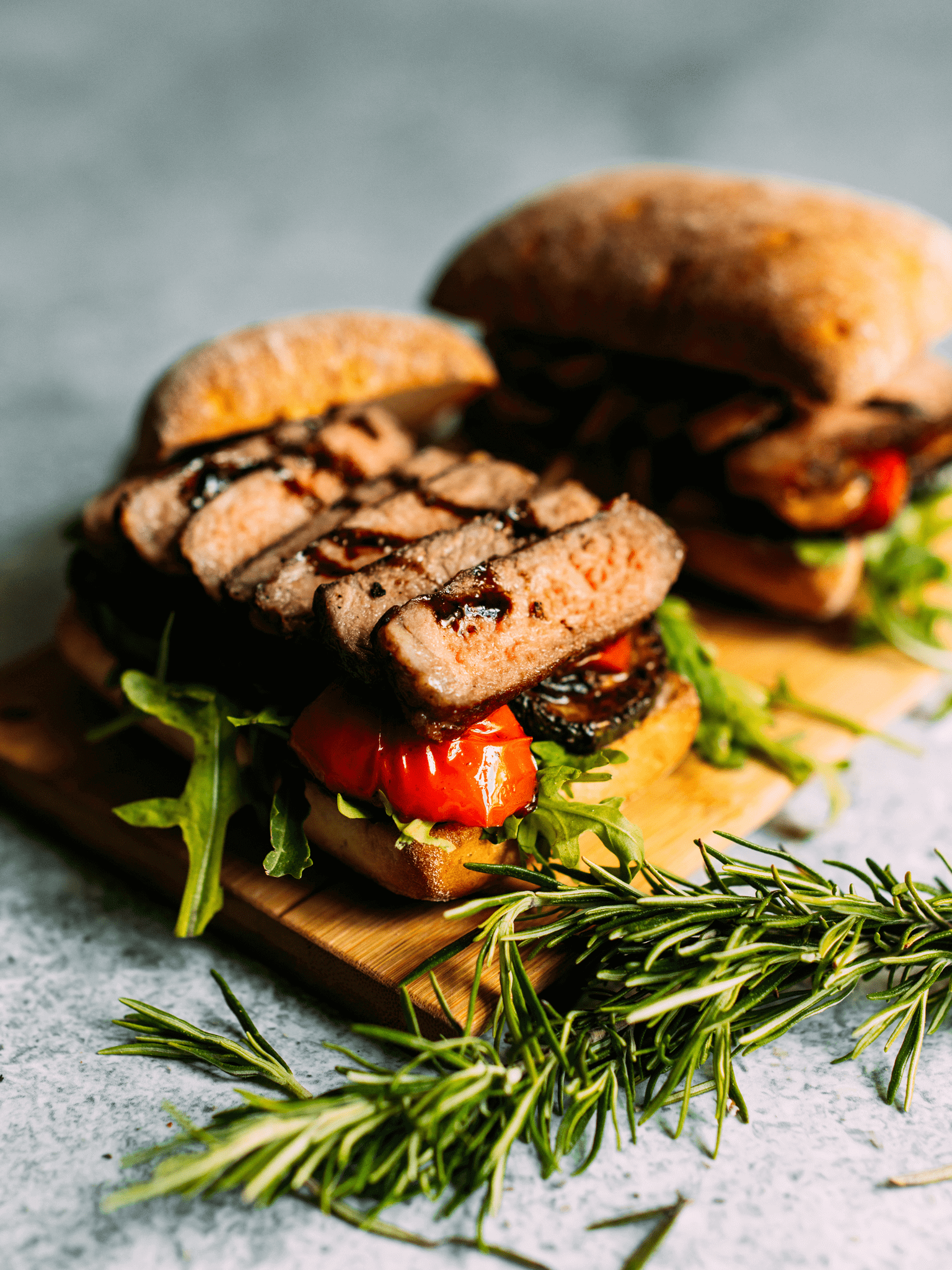 Steika sviestmaize ar spinātu pesto un grilētiem dārzeņiem