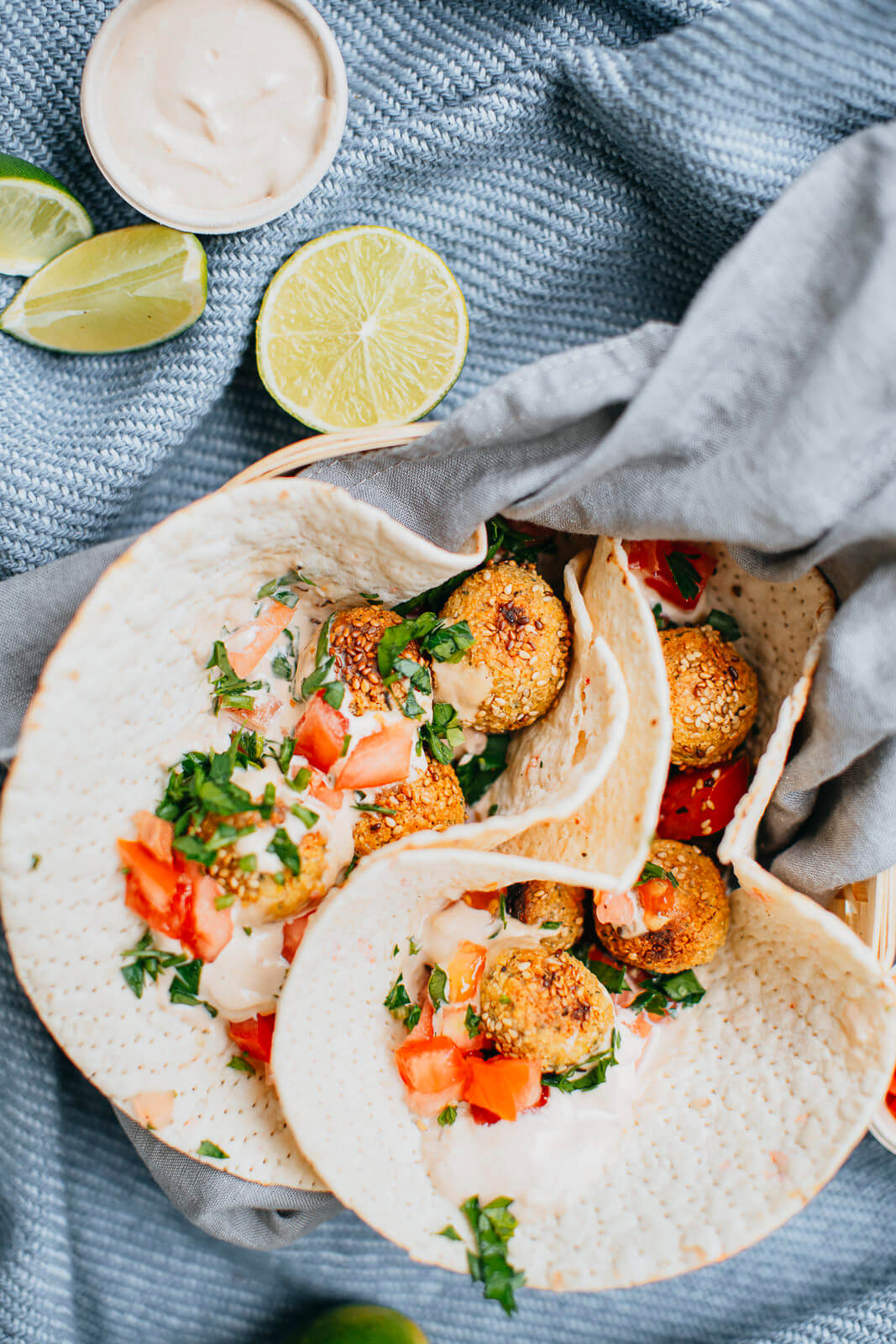 Falafeles ar pitas maizīti un tahini jogurta mērci