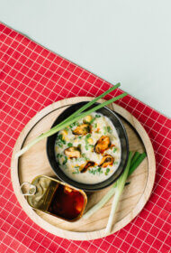 Kukurūzas čauders ar lociņiem un mīdijām escabeche mērcē