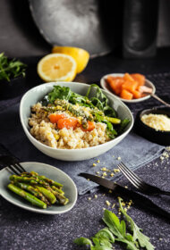 Grūbu risoto ar sparģeļiem un kūpinātu lasi