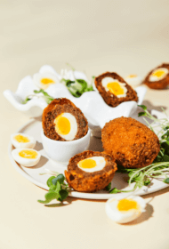 Paipalu olu un jēra čorizo “Scotch” olas