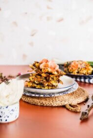 Okonomijaki japāņu stila kāpostu pankūkas