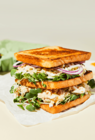 Kārtainais tunča un olu salātu sendvičs