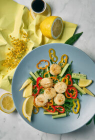 Svaigie lapu un dārzeņu salāti ar ceptām jūras ķemmītēm