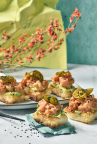 Kraukšķīgie rīsu kubiņi ar pikanto tunci