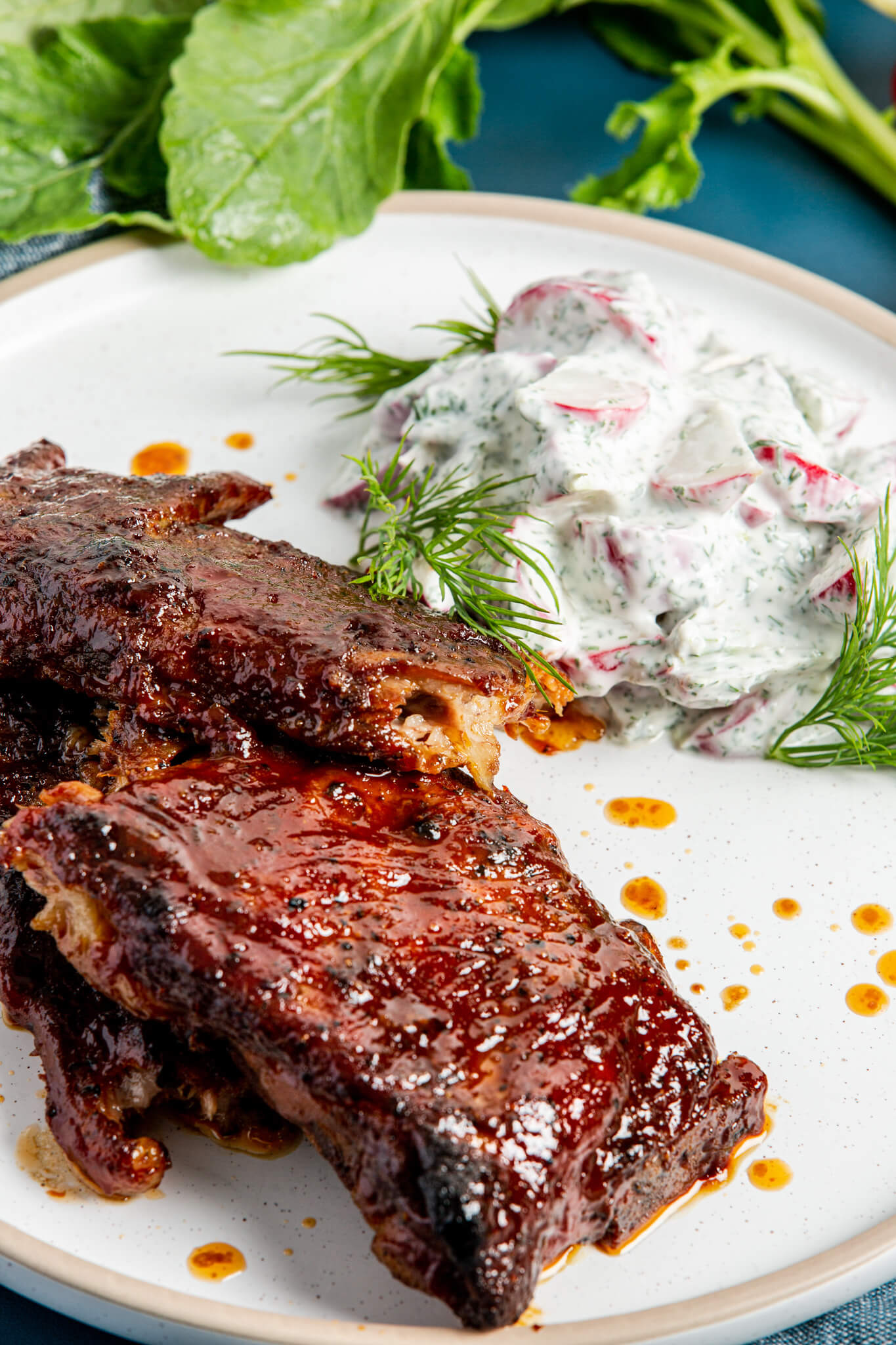 Cūkgaļas ribiņas ar redīsu salātiem Ranch mērcē