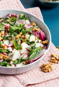 Redīsu, fetas siera un valriekstu salāti estragona mērcē