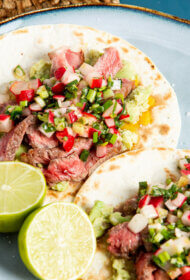 Liellopu tako ar redīsu, lociņu un olīveļļas salsu