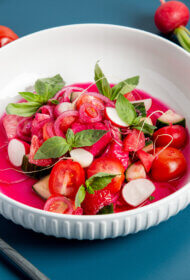 Redīsu un laša seviče ar ķiršu tomātiem, sarkano sīpolu un baziliku