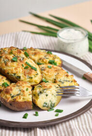 Pildīti kartupeļi ar spinātiem un sieru