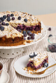 Skābā krējuma un melleņu kūka