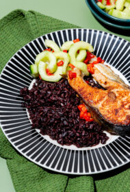 Melnie rīsi ar lasi miso glazūrā un čili gurķīšiem