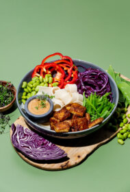 Rīsu nūdeļu pavasara bļoda ar tofu sojas glazūrā