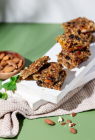 Rīsu brokastu batoniņi ar kaltētiem augļiem un riekstiem